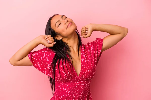 Jonge Latijnse Vrouw Geïsoleerd Roze Achtergrond Stretching Armen Ontspannen Positie — Stockfoto