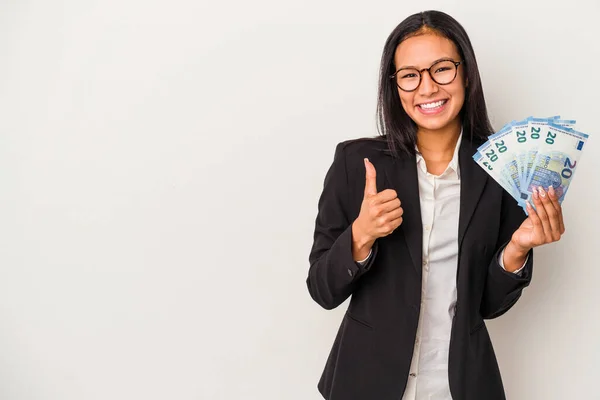 Jonge Business Latin Vrouw Met Rekeningen Koffie Geïsoleerd Witte Achtergrond — Stockfoto