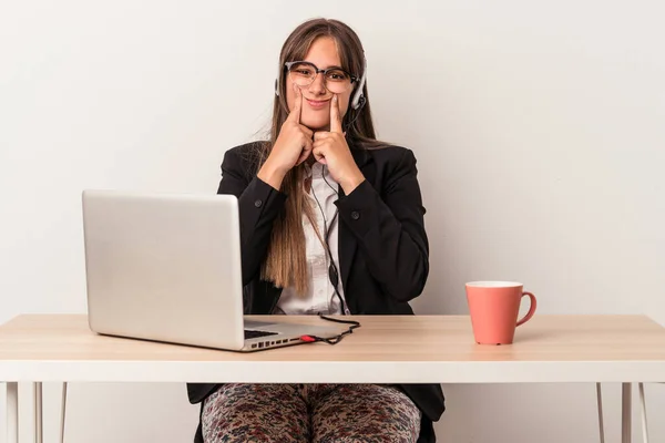 Jonge Blanke Vrouw Doet Telecommuting Geïsoleerd Witte Achtergrond Twijfelen Tussen — Stockfoto