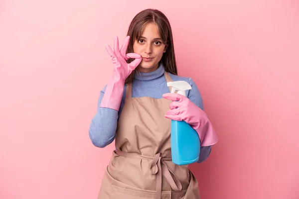 Jonge Kaukasische Schonere Vrouw Houden Spray Geïsoleerd Roze Achtergrond Met — Stockfoto