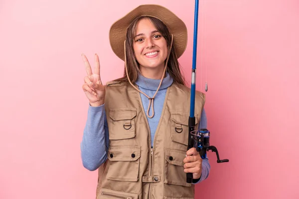 Ung Kaukasisk Fiskare Håller Ett Spö Isolerad Rosa Bakgrund Visar — Stockfoto