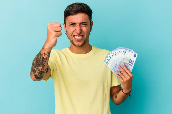 Hombre Caucásico Joven Sosteniendo Billetes Aislados Sobre Fondo Azul Mostrando — Foto de Stock