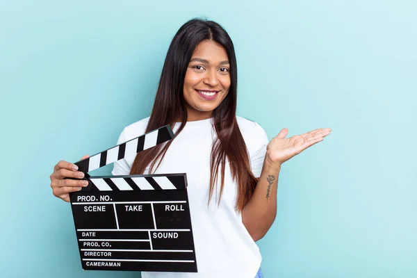 Young Venezuelan Woman Holding Clapperboard Isolated Blue Background Showing Copy — Stockfoto