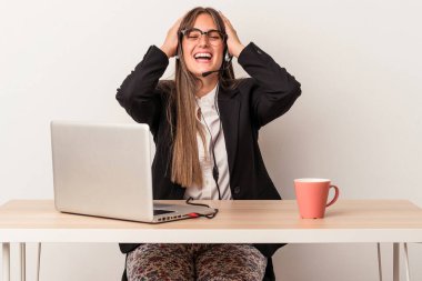 Beyaz arka planda yalnız başına seyahat eden beyaz bir kadın ellerini başının üstünde tutarak neşeyle gülüyor. Mutluluk kavramı.