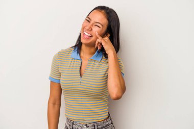 Beyaz arka planda izole edilmiş genç Latin bir kadın parmakları olan bir cep telefonu hareketi gösteriyor..