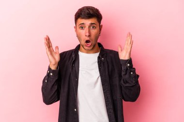 Sarı arka planda izole edilmiş dövmeleri olan genç beyaz adam şaşırdı ve şok oldu..