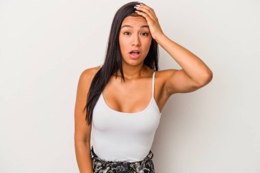 Beyaz arka planda soyutlanmış genç Latin bir kadın şok geçiriyordu. Önemli bir buluşmayı hatırladı..