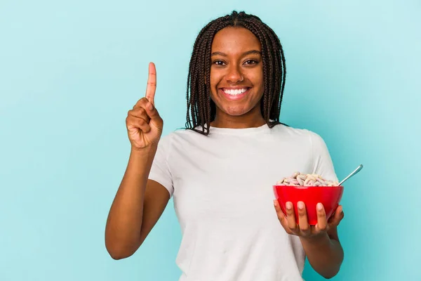 Giovane Donna Afroamericana Che Tiene Una Ciotola Cereali Isolata Sfondo — Foto Stock
