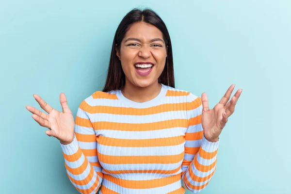 Young Venezuelan Woman Isolated Blue Background Receiving Pleasant Surprise Excited — Stock Photo, Image