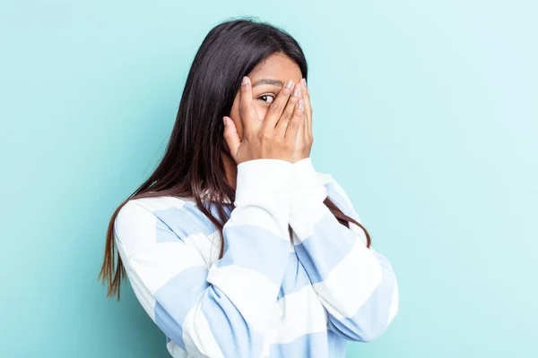 Young Venezuelan Woman Isolated Blue Background Blink Fingers Frightened Nervous — Stock Photo, Image