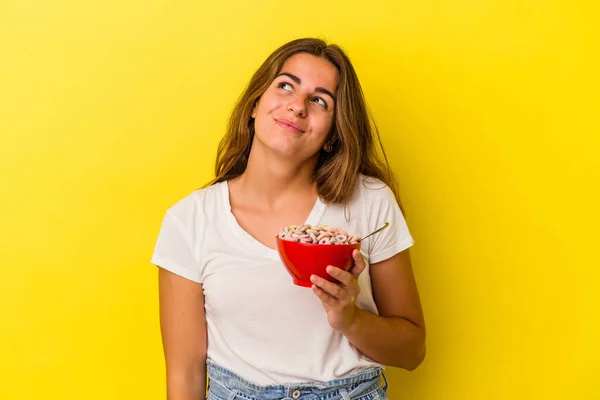 Jonge Blanke Vrouw Houdt Granen Geïsoleerd Gele Achtergrond Dromen Van — Stockfoto