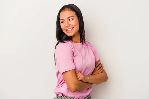 Beyaz Arka Planda Yalnız Yaşayan Genç Latin Kadın Gülüyor Eğleniyor — Stok fotoğraf
