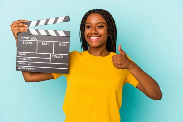 Jong Afrikaans Amerikaans Vrouw Houden Een Clapperboard Geïsoleerd Blauwe Achtergrond — Stockfoto