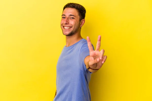Jonge Blanke Man Met Tatoeages Geïsoleerd Gele Achtergrond Met Overwinningsteken — Stockfoto