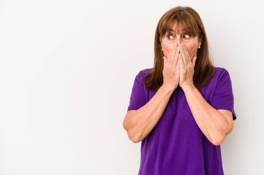 Beyaz arka planda izole edilmiş orta yaşlı beyaz bir kadın. Elle ağzını kapatan bir fotokopi odasına bakıyor..