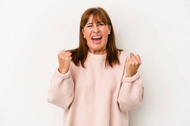 Beyaz arka planda izole edilmiş orta yaşlı beyaz kadın tasasız ve heyecanlı bir şekilde tezahürat yapıyor. Zafer konsepti.