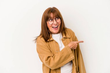 Beyaz arka planda soyutlanmış orta yaşlı beyaz kadın gülümseyen, neşeli ve keyifli görünüyor..