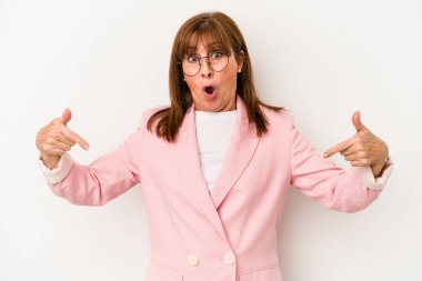 Beyaz arka planda izole edilmiş orta yaşlı beyaz kadın parmakları aşağıda, pozitif duygu..