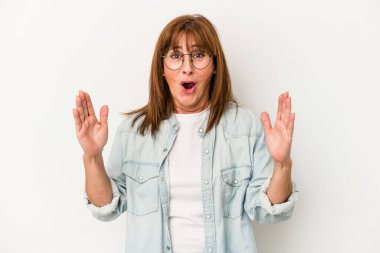 Beyaz arka planda soyutlanmış orta yaşlı beyaz bir kadının bir fikri, ilham konsepti var..