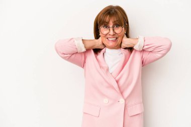 Beyaz arka planda izole edilmiş orta yaşlı beyaz kadın kafasının arkasına dokunuyor, düşünüyor ve bir seçim yapıyor..