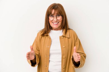 Beyaz arka planda izole edilmiş orta yaşlı beyaz kadın iki eliyle bir şey tutuyor, ürün sunumu..