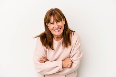 Beyaz arka planda izole edilmiş orta yaşlı beyaz kadın gülüyor ve eğleniyor..