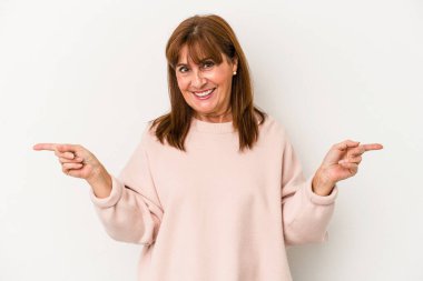 Beyaz arka planda izole edilmiş orta yaşlı beyaz kadın farklı fotokopi alanlarını gösteriyor, birini seçiyor, parmaklarıyla gösteriyor..