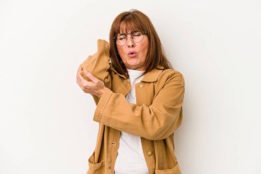 Beyaz arka planda izole edilmiş orta yaşlı beyaz kadın stresten dolayı boynu ağrıyor, masaj yapıyor ve elle dokunuyor..