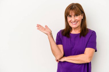 Beyaz arka planda izole edilmiş orta yaşlı beyaz kadın bir palmiye üzerinde fotokopi alanı ve belinde başka bir el tutuyor..