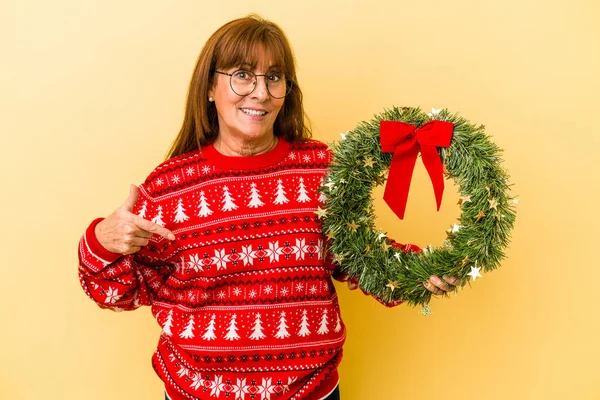 Middle Age Caucasian Woman Celebrating Christmas Holding Wreat — Stock Photo, Image
