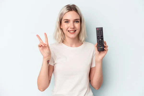Young Caucasian Woman Holding Controller Isolated Blue Background Showing Number — Foto de Stock