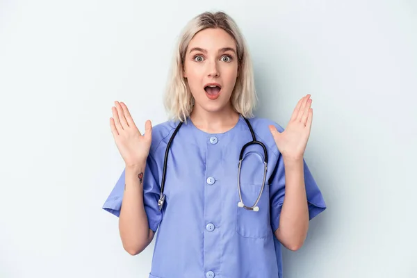 Ung Sjuksköterska Kvinna Isolerad Blå Bakgrund Förvånad Och Chockad — Stockfoto