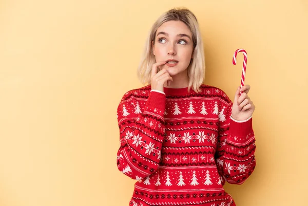 Ung Kaukasiska Kvinna Som Håller Julpinne Isolerad Gul Bakgrund Avslappnad — Stockfoto