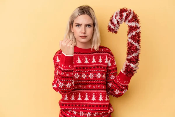 Jonge Blanke Vrouw Met Grote Kerst Stok Geïsoleerd Gele Achtergrond — Stockfoto