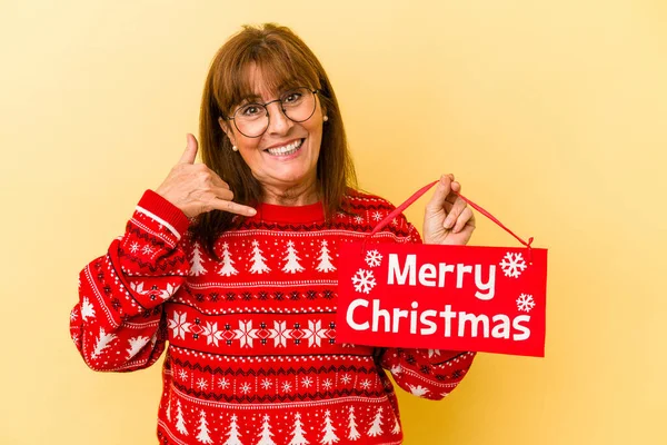 Middle Age Caucasian Woman Holding Merry Christmas Placard Isolated Yellow — Stock Photo, Image