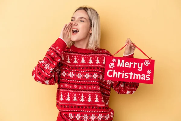 Young Caucasian Woman Holding Merry Christmas Placard Isolated Yellow Background — Foto de Stock