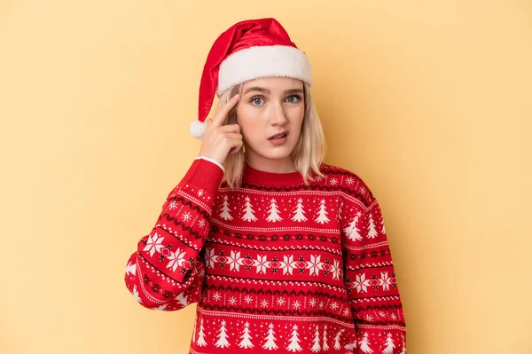 Mladá Běloška Slaví Vánoce Izolované Žlutém Pozadí Ukazuje Zklamání Gesto — Stock fotografie