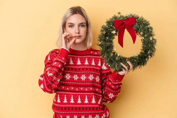 Young Caucasian Woman Holding Christmas Wreath Isolated Yellow Background Fingers — Foto de Stock