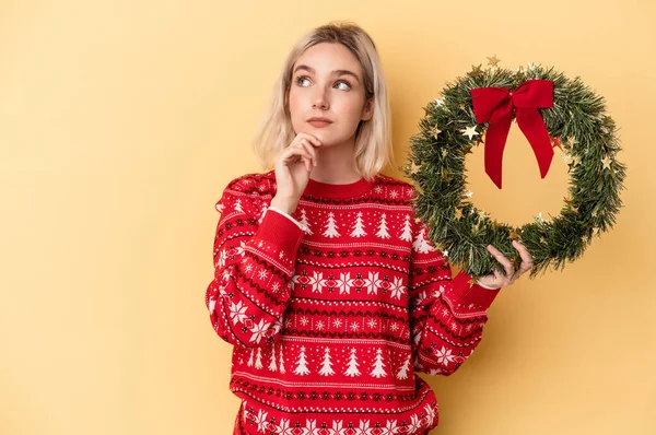 Young Caucasian Woman Holding Christmas Wreath Isolated Yellow Background Looking — Foto Stock
