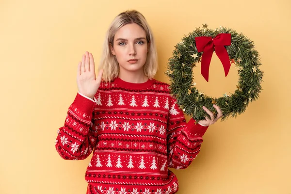 Young Caucasian Woman Holding Christmas Wreath Isolated Yellow Background Standing — Foto Stock