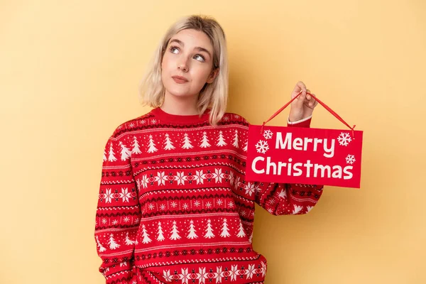 Jonge Kaukasische Vrouw Met Een Vrolijk Kerstbordje Geïsoleerd Gele Achtergrond — Stockfoto