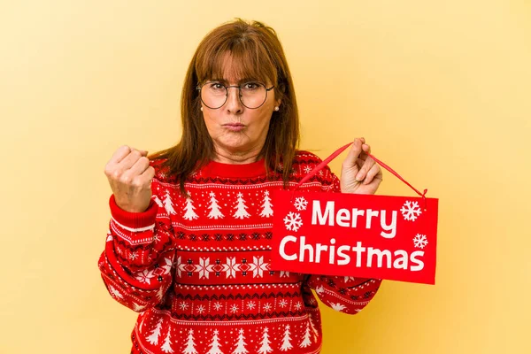 Middle Age Caucasian Woman Holding Merry Christmas Placard Isolated Yellow — Stock Photo, Image