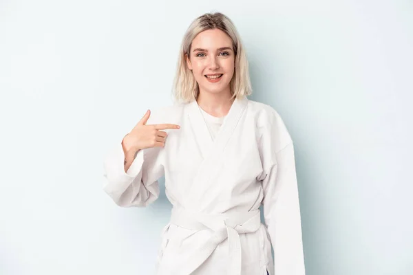 Young Caucasian Woman Doing Karate Isolated Blue Background Person Pointing — Foto de Stock
