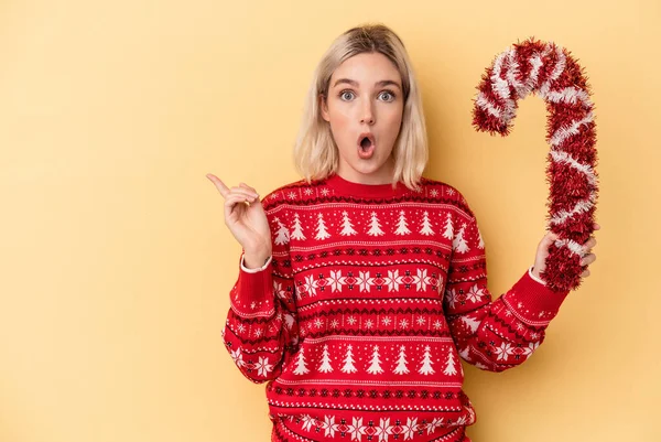 Giovane Donna Caucasica Possesso Grande Bastone Natale Isolato Sfondo Giallo — Foto Stock