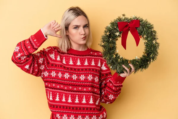 Young Caucasian Woman Holding Christmas Wreath Isolated Yellow Background Feels — Foto Stock