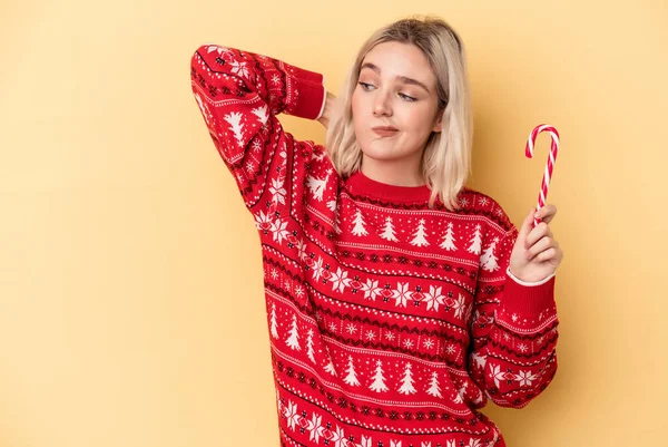 Jonge Blanke Vrouw Met Een Kerststokje Geïsoleerd Gele Achtergrond Aanraken — Stockfoto