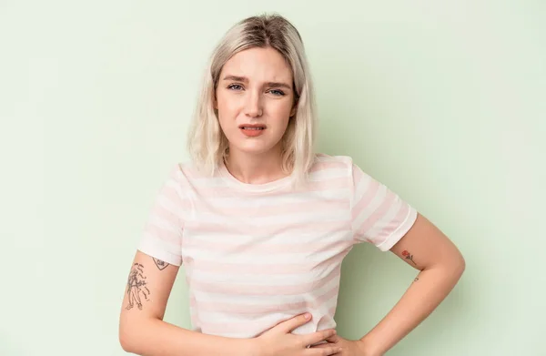 Jonge Blanke Vrouw Geïsoleerd Groene Achtergrond Met Leverpijn Maagpijn — Stockfoto