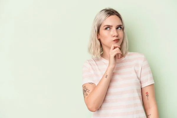 Mujer Joven Caucásica Aislada Sobre Fondo Verde Mirando Lado Con — Foto de Stock