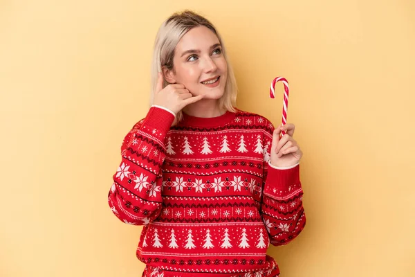 Joven Mujer Caucásica Sosteniendo Palo Navidad Aislado Sobre Fondo Amarillo —  Fotos de Stock