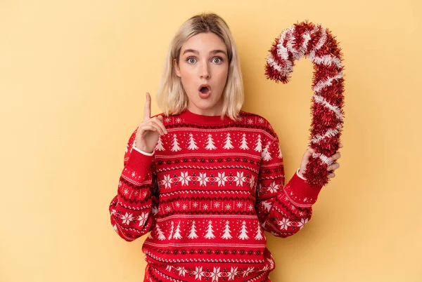 Mulher Caucasiana Jovem Segurando Grande Vara Natal Isolado Fundo Amarelo — Fotografia de Stock